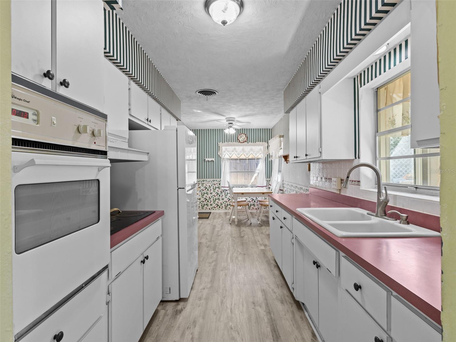 Image 4 of 25 For 2047 Greenbriar Boulevard