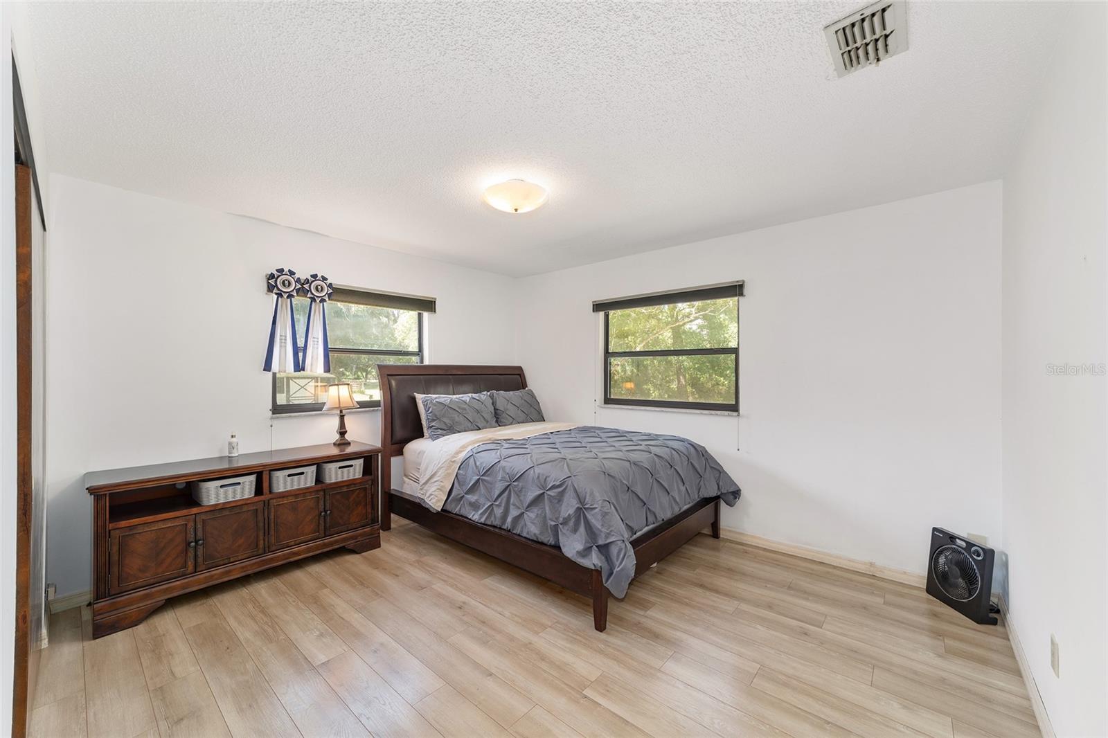 Image 18 of 33 For 14020 160th Avenue