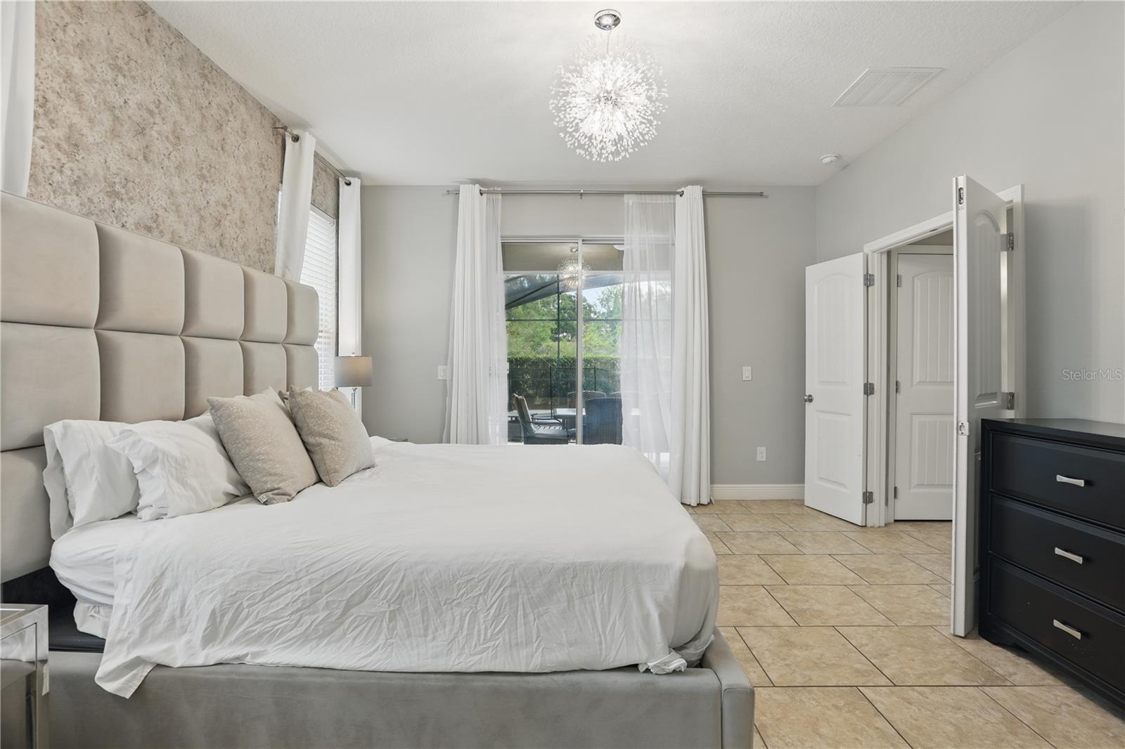 Image 16 of 55 For 4147 Oaktree Drive