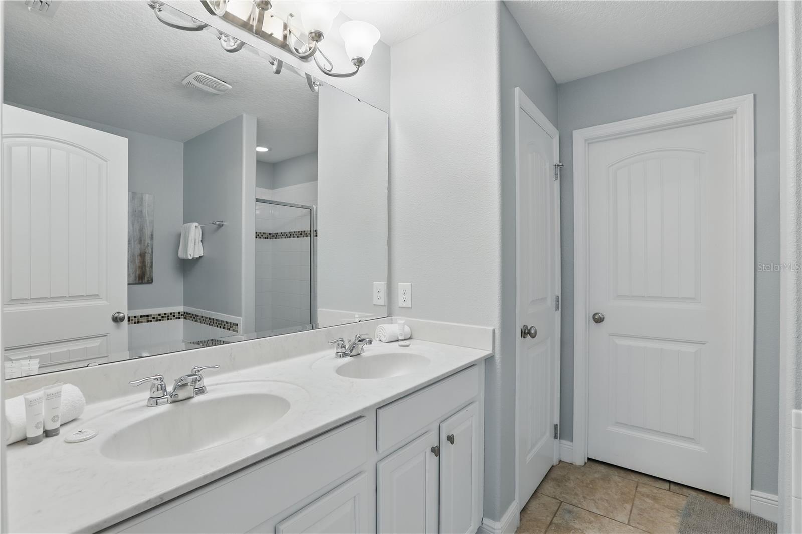 Image 18 of 55 For 4147 Oaktree Drive