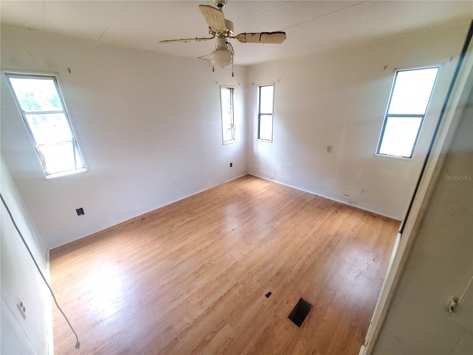 Listing photo id 18 for 6945 110th Street