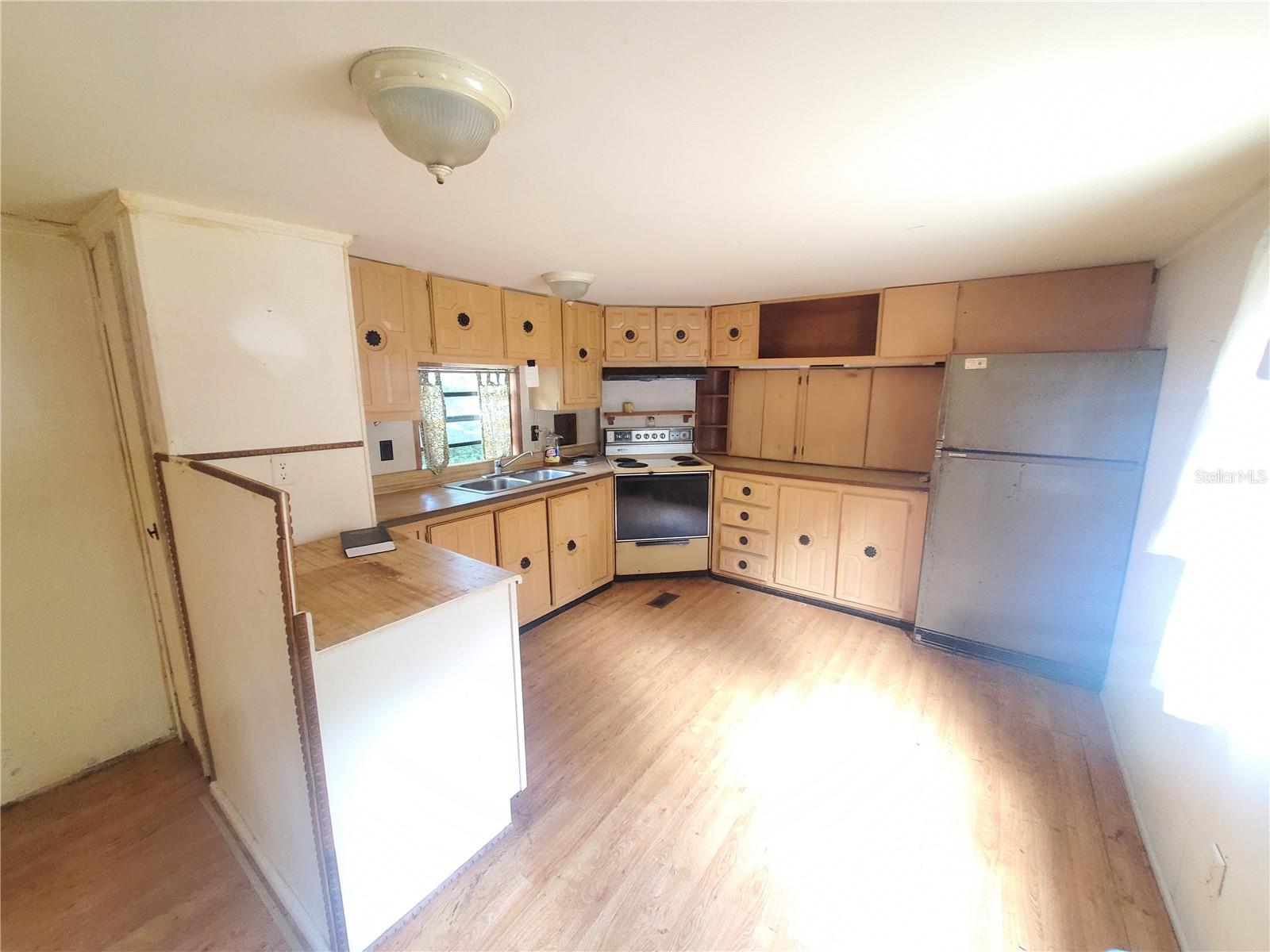 Listing photo id 7 for 6945 110th Street