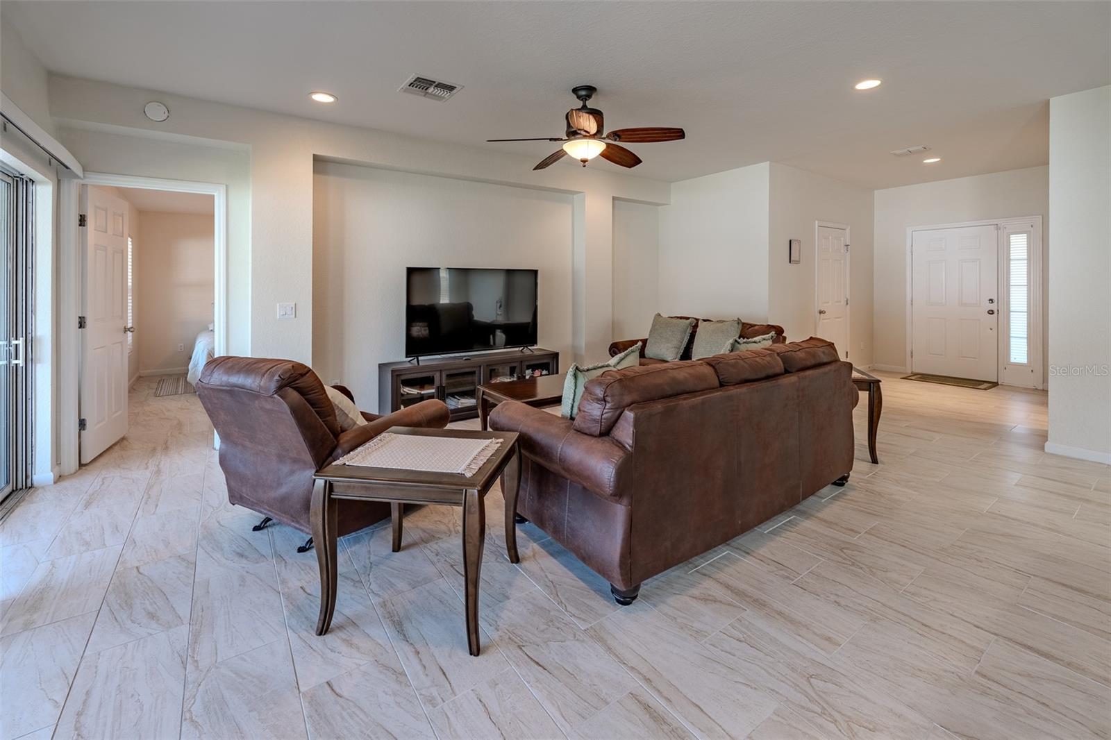 Image 15 of 47 For 5561 40 Street