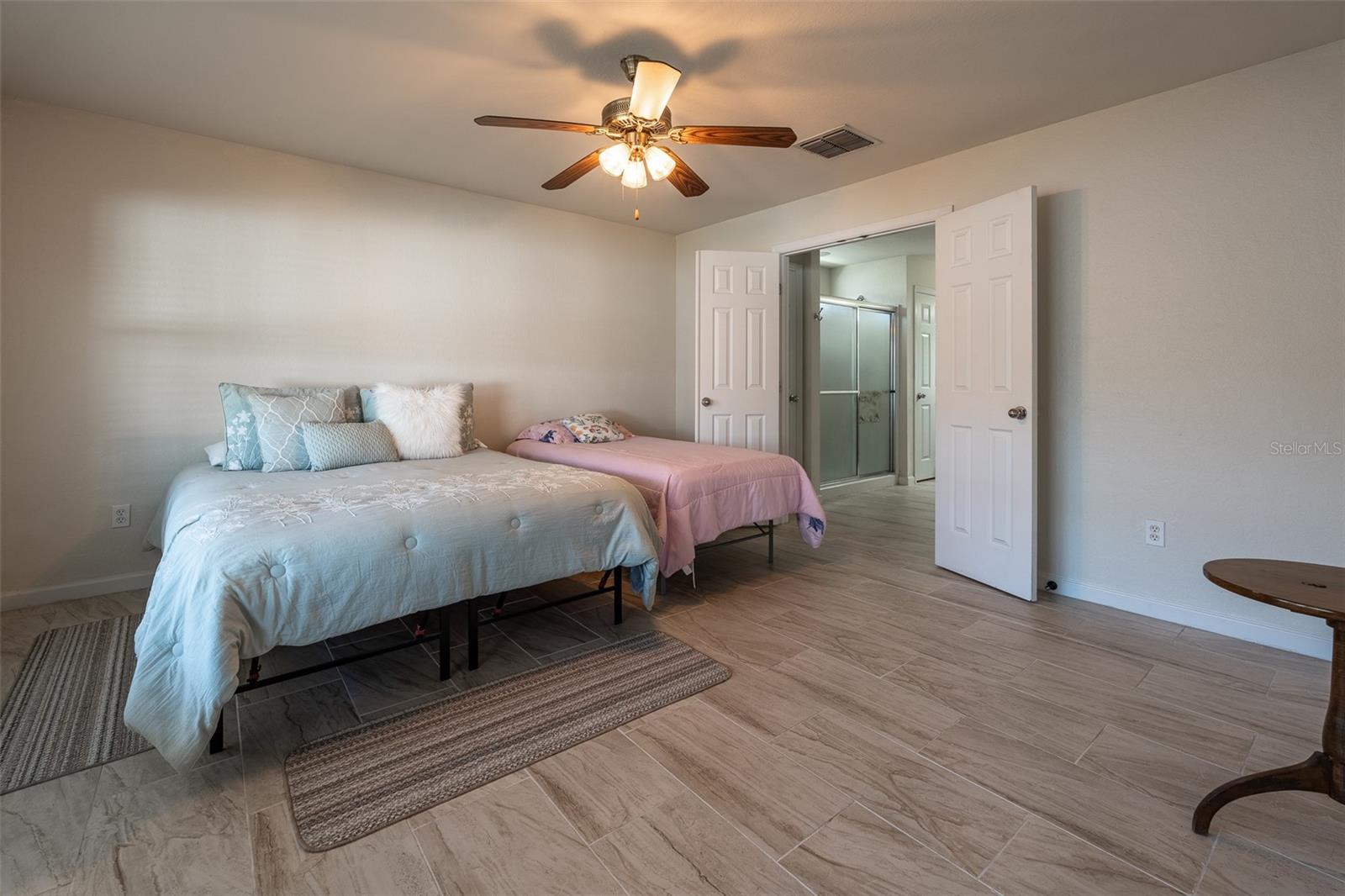 Image 16 of 47 For 5561 40 Street