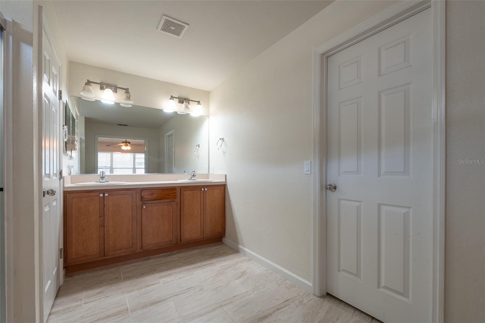 Image 21 of 47 For 5561 40 Street