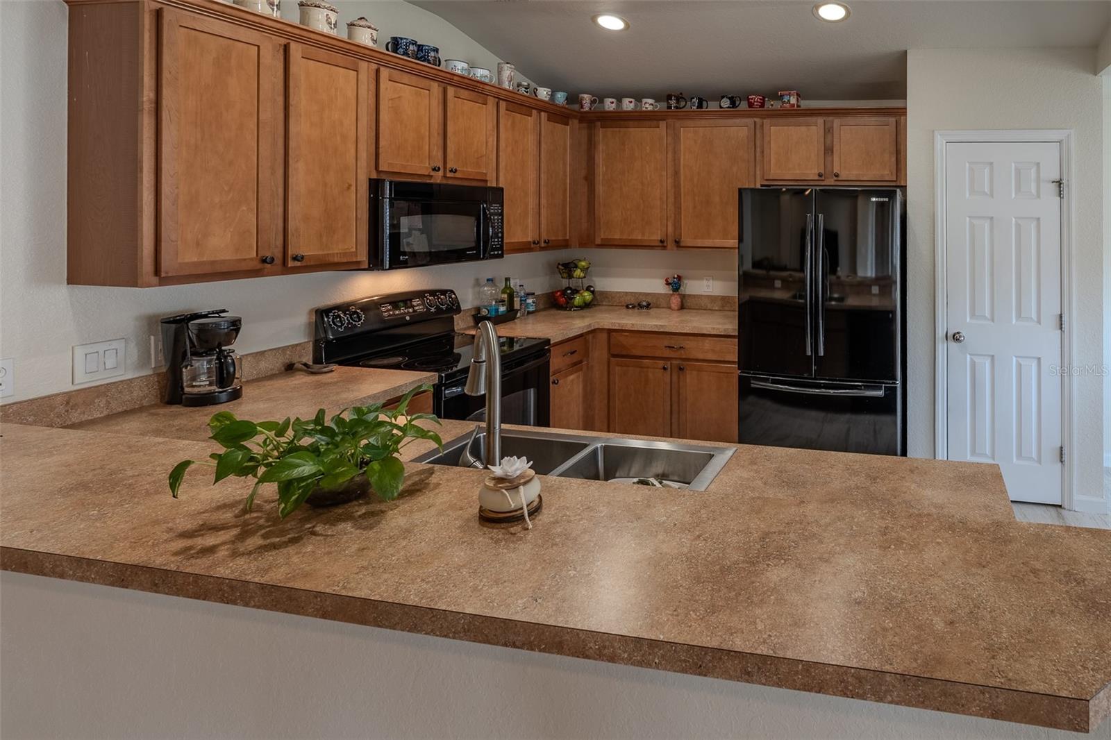 Image 7 of 47 For 5561 40 Street