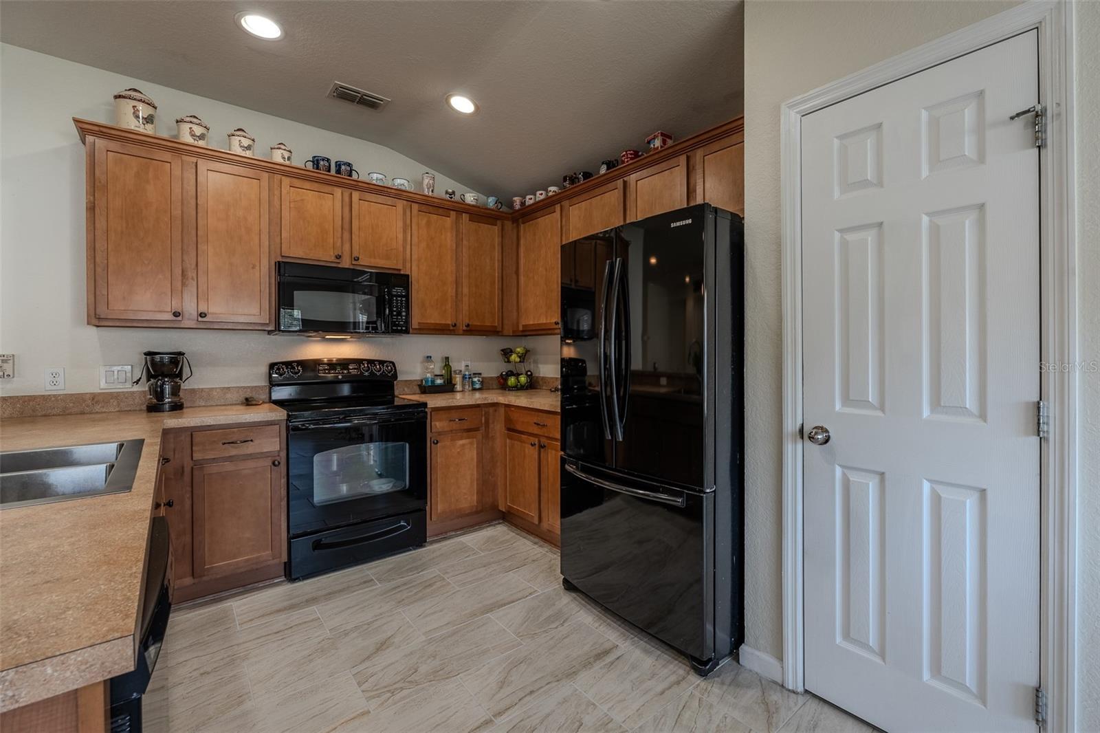Image 8 of 47 For 5561 40 Street
