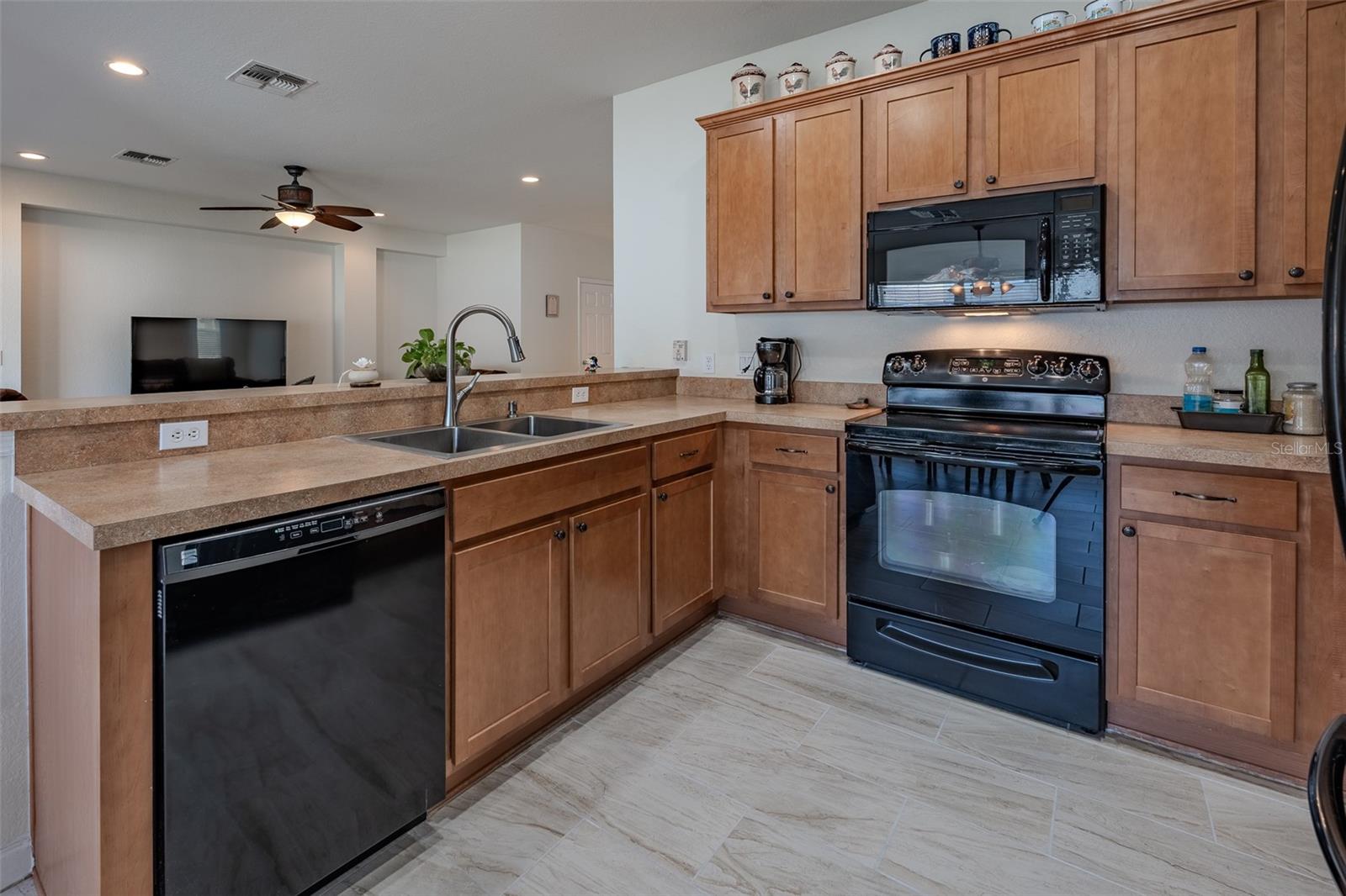 Image 9 of 47 For 5561 40 Street
