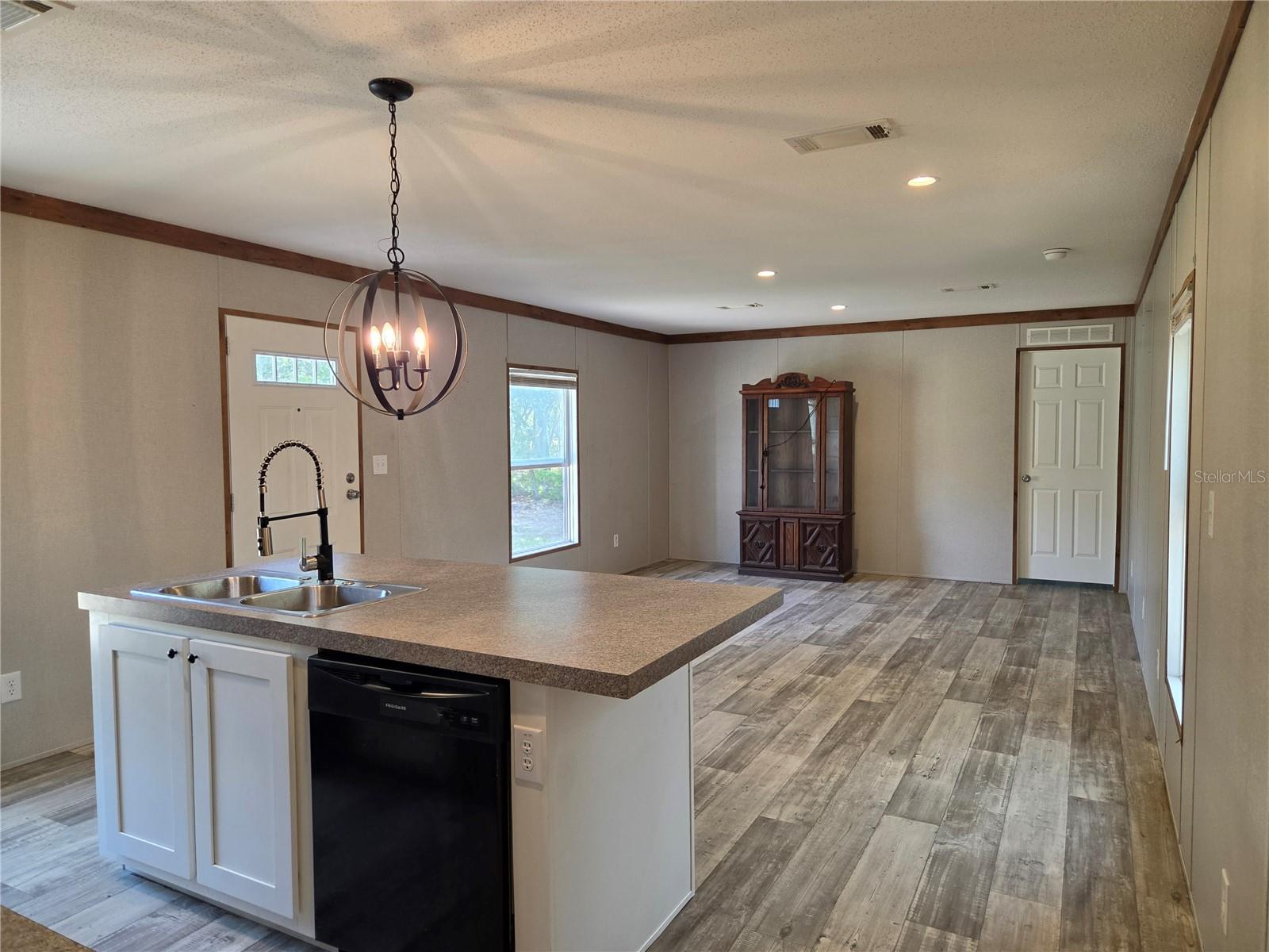 Image 5 of 23 For 624 Winnetka Street