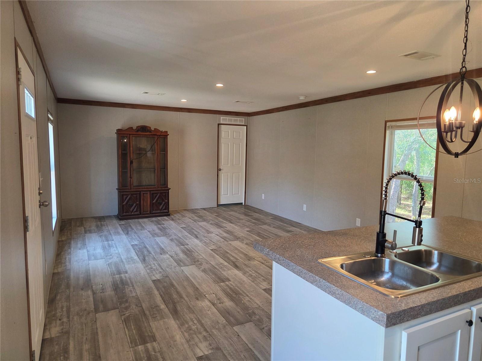 Image 8 of 23 For 624 Winnetka Street
