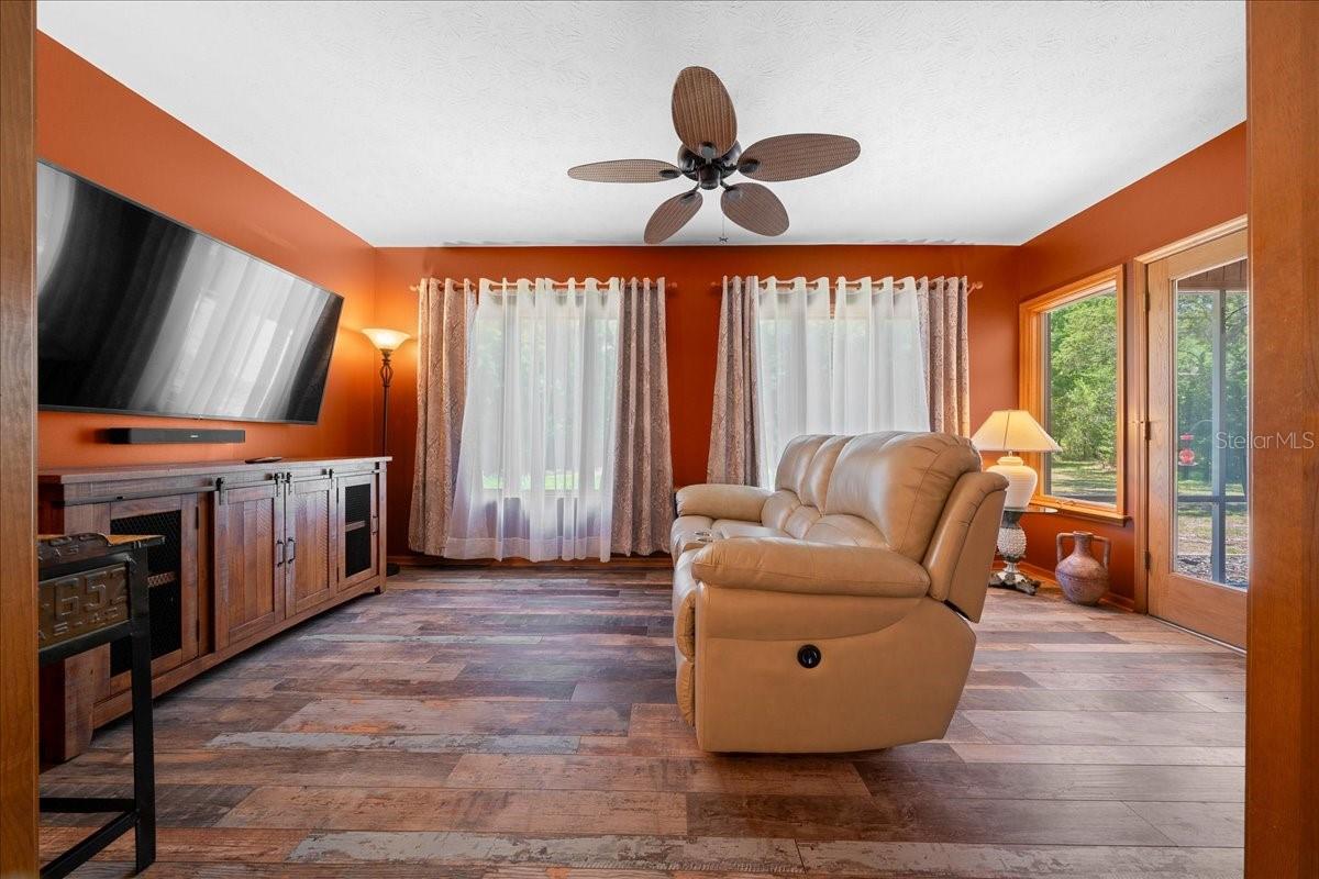 Image 16 of 52 For 11 Sycamore Court W
