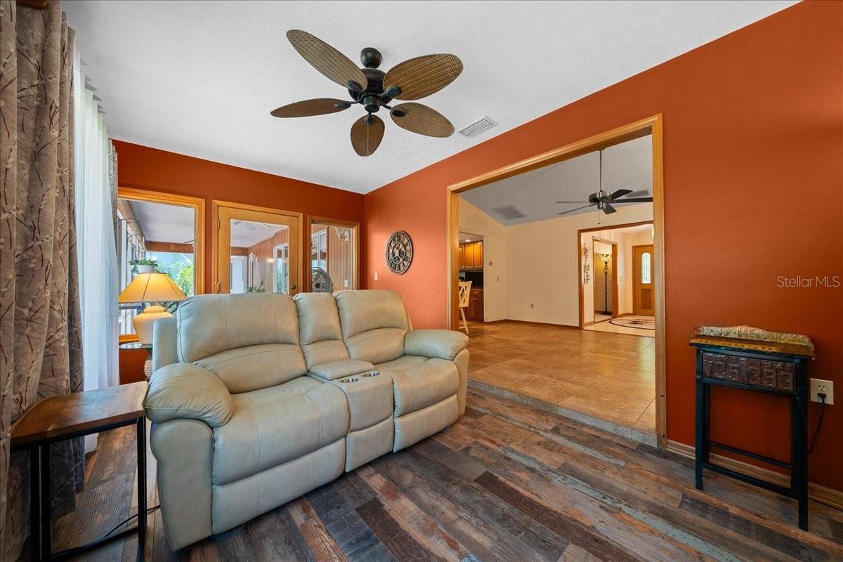 Image 17 of 52 For 11 Sycamore Court W