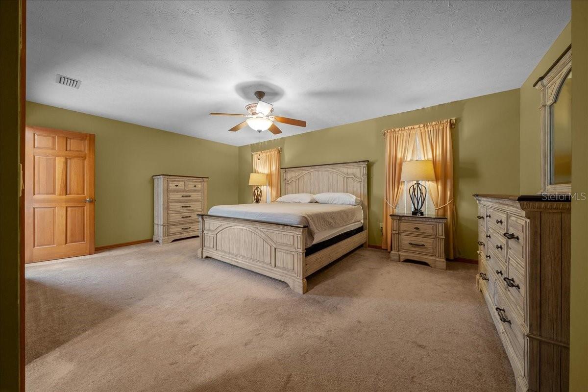 Image 19 of 52 For 11 Sycamore Court W