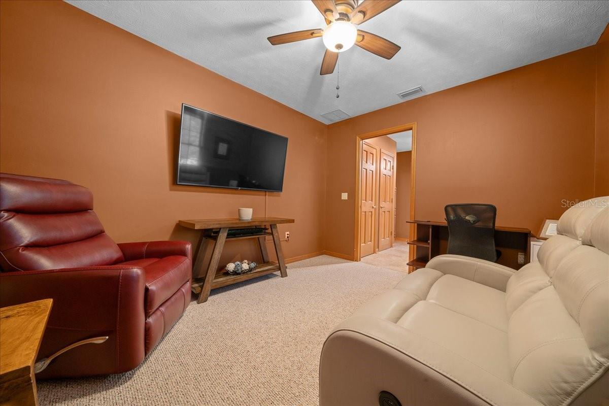 Image 35 of 52 For 11 Sycamore Court W