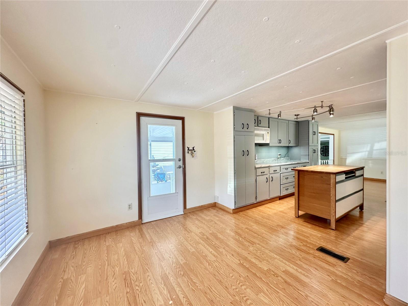 Image 6 of 26 For 522 Tammi Drive