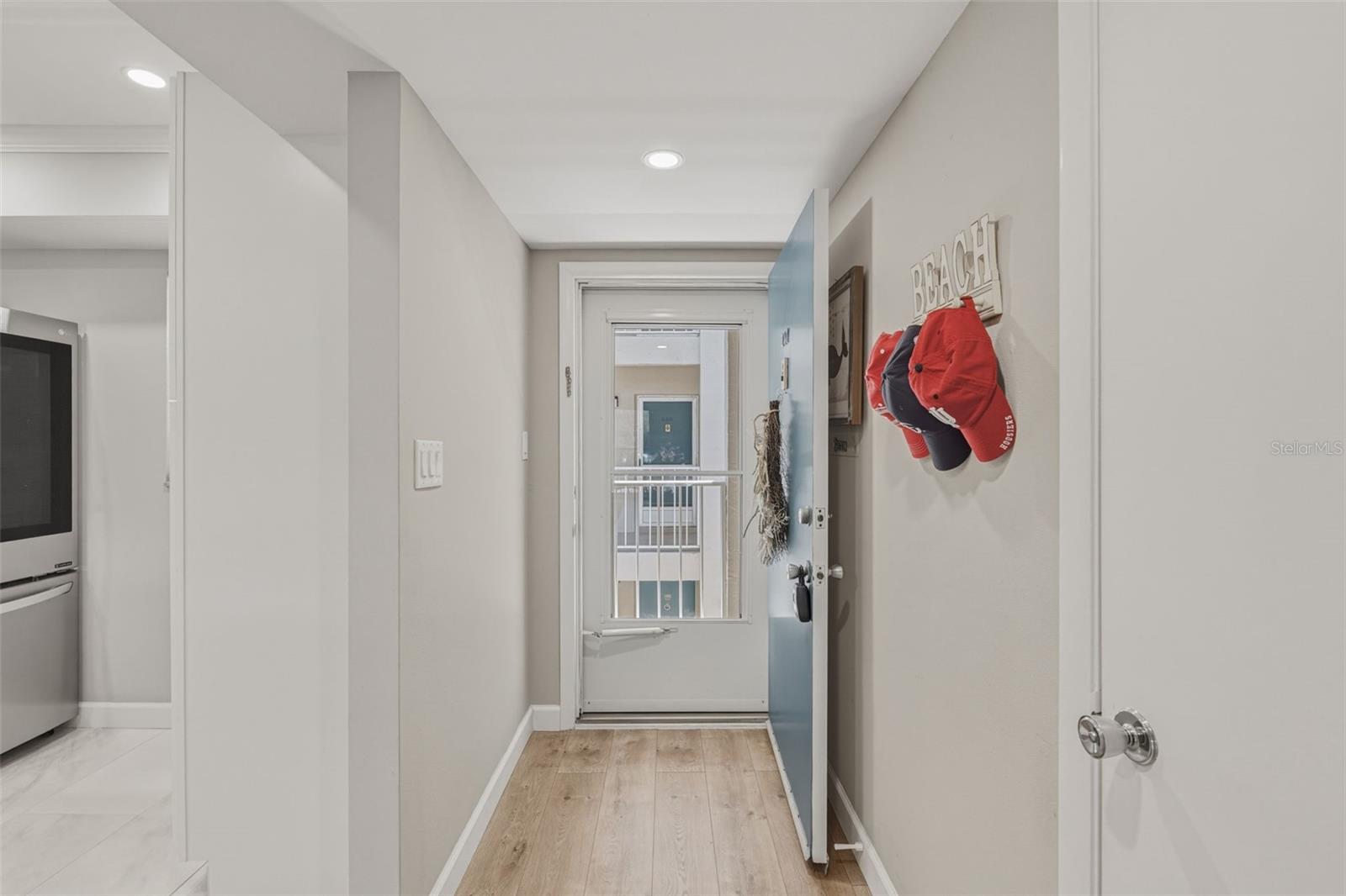 Image 4 of 29 For 1520 Glen Oaks Drive E 247