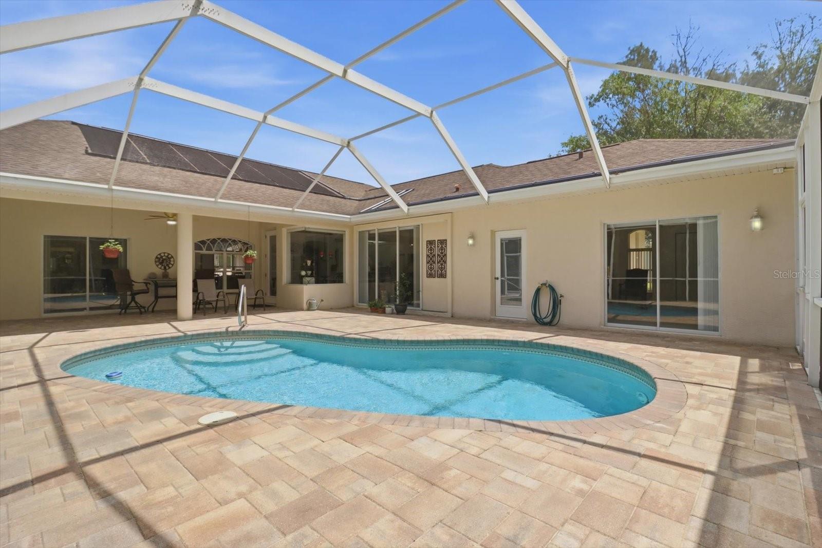 Listing photo id 0 for 4 Poppy Court
