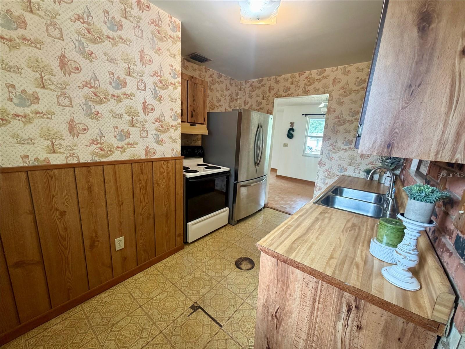 Image 7 of 26 For 6105 57th Court