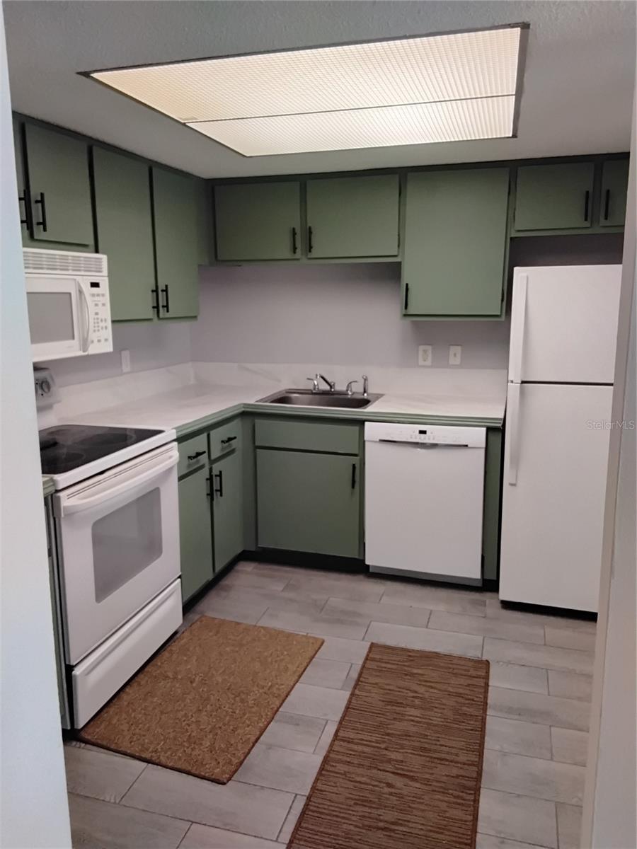 Image 2 of 15 For 570 Bahia Circle B