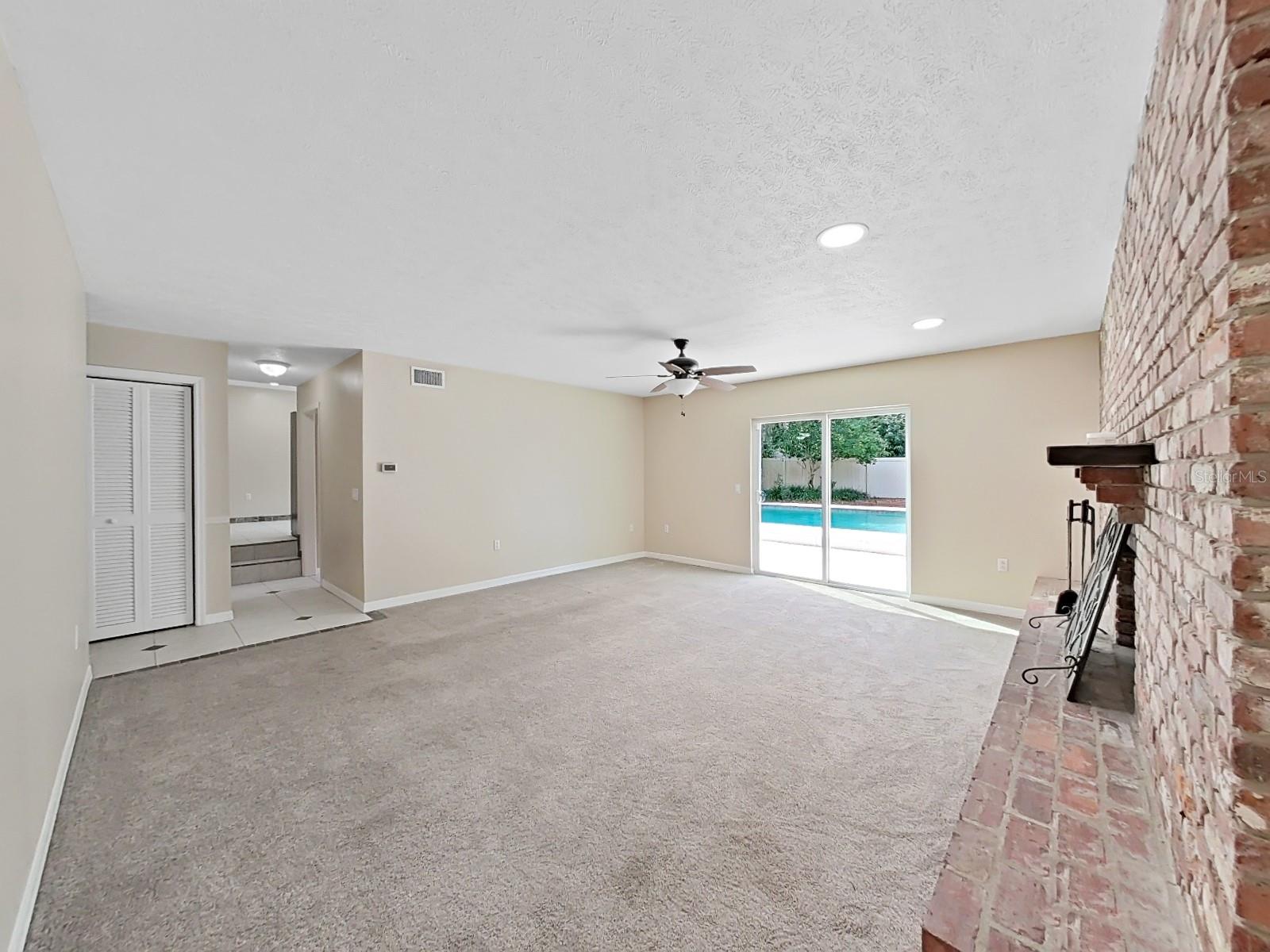 Listing photo id 27 for 11910 Riverhills Drive