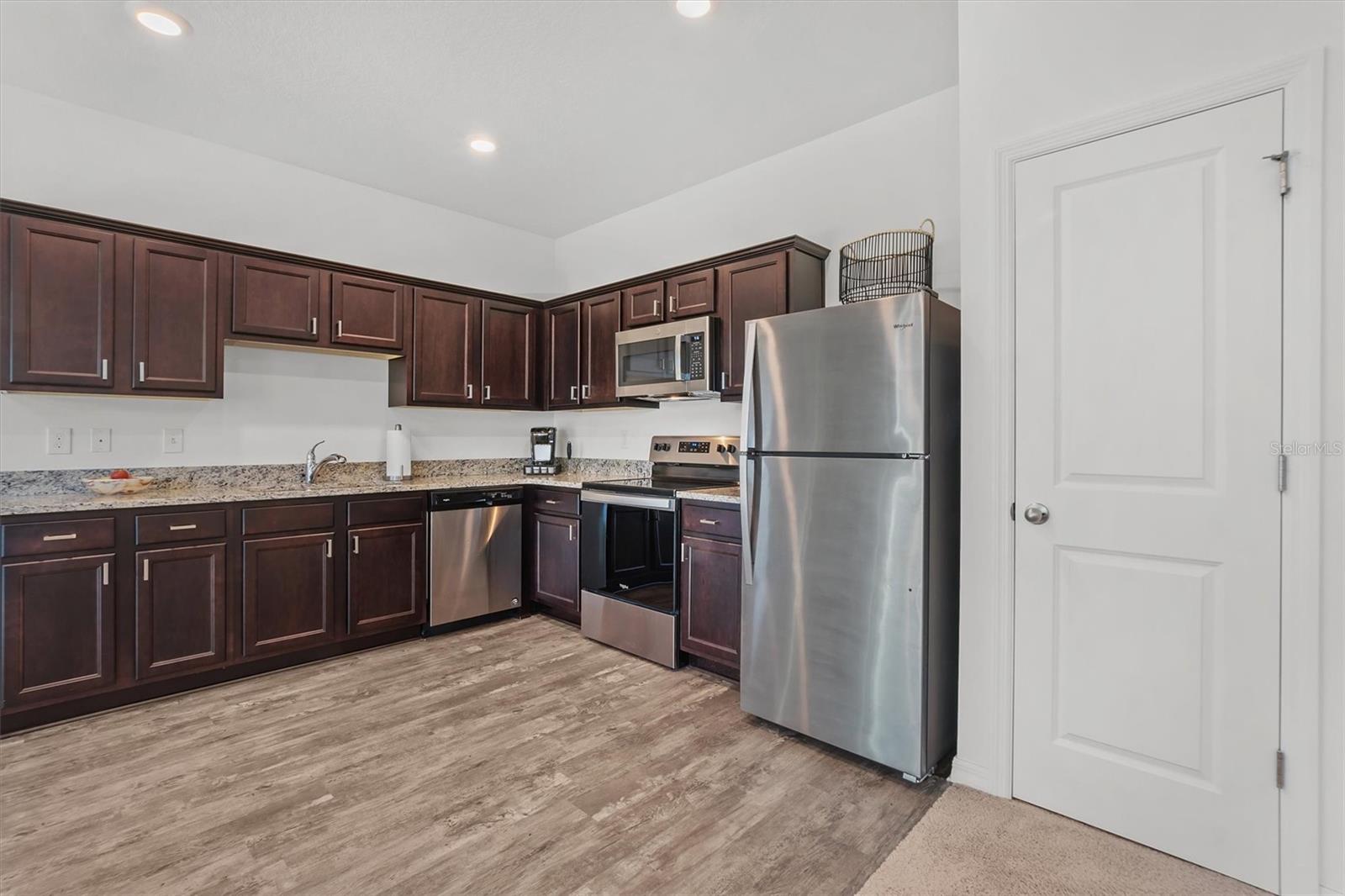 Image 14 of 32 For 955 Grandin Street