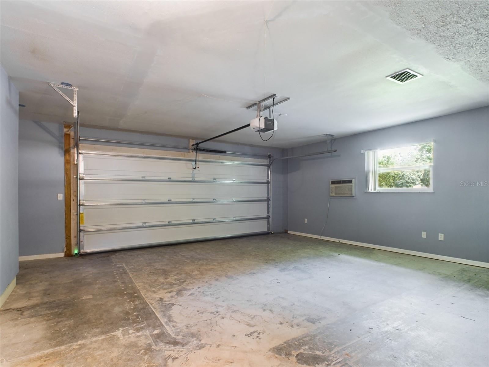 Listing photo id 20 for 1727 Silverwood Drive