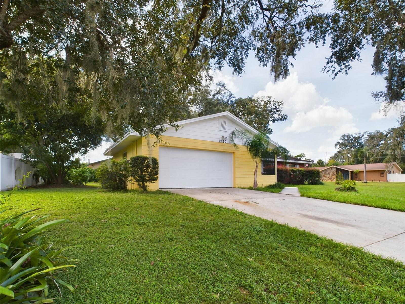 Listing photo id 23 for 1727 Silverwood Drive