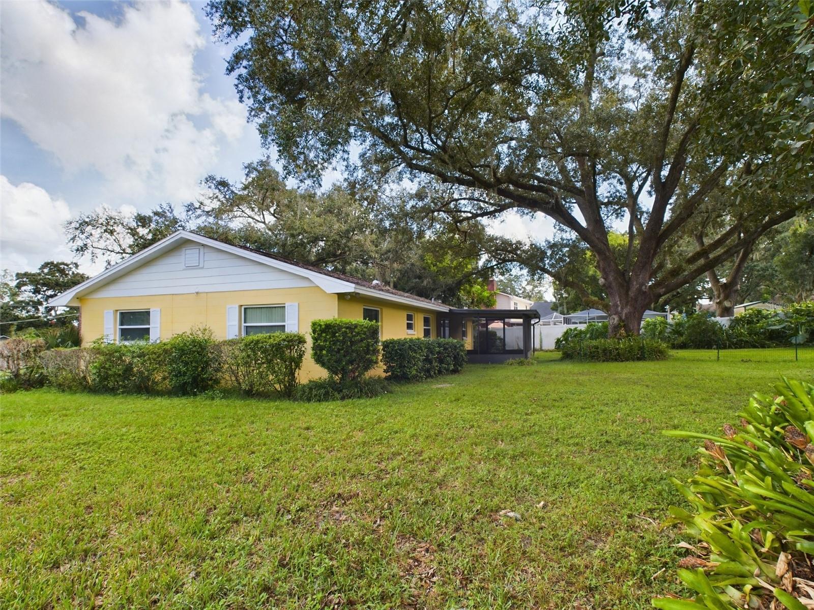 Listing photo id 24 for 1727 Silverwood Drive