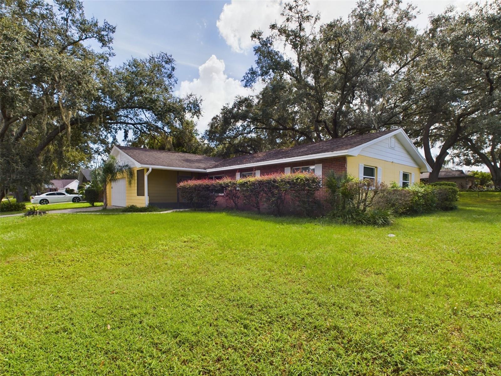 Listing photo id 25 for 1727 Silverwood Drive
