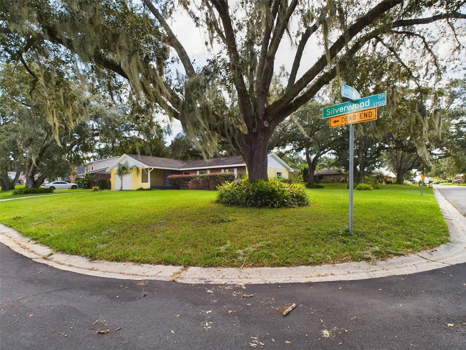 Listing photo id 27 for 1727 Silverwood Drive