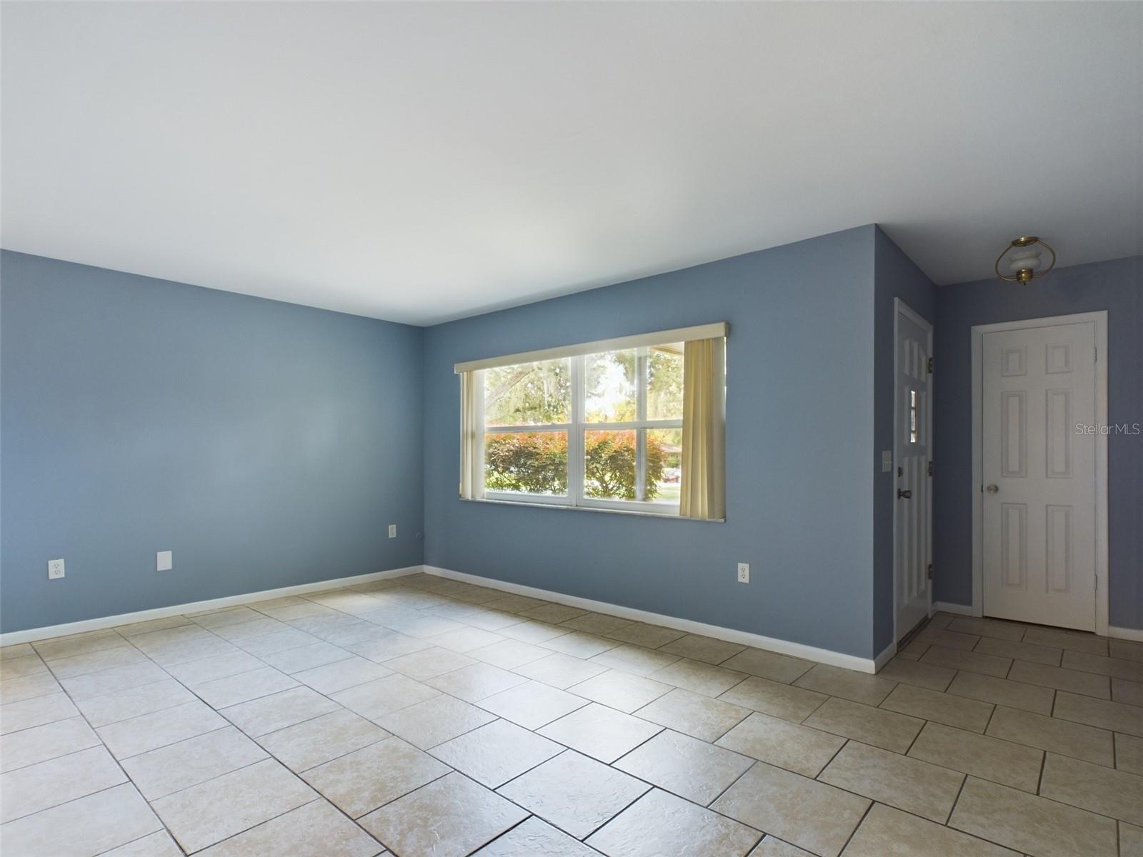 Listing photo id 2 for 1727 Silverwood Drive