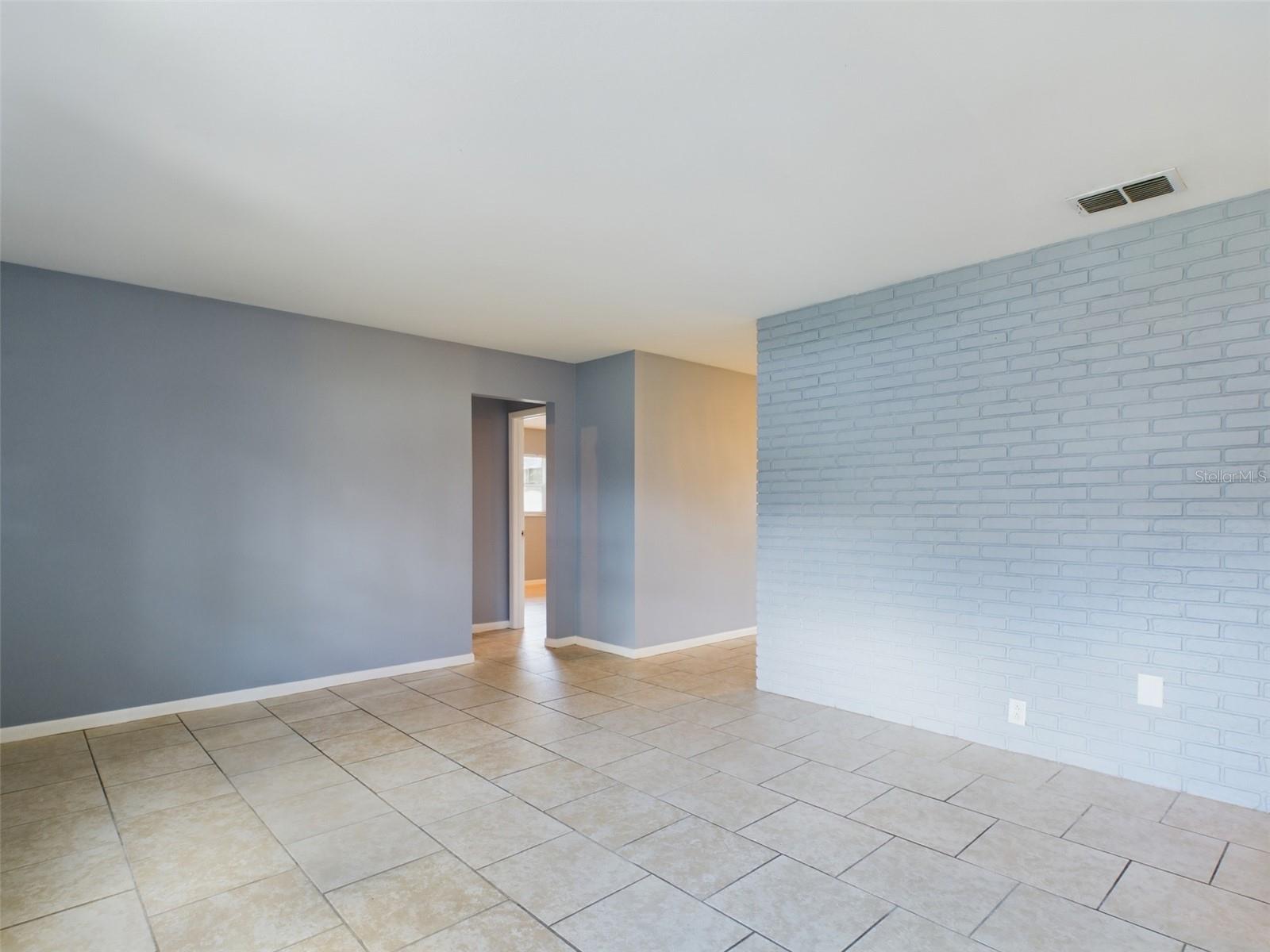 Listing photo id 3 for 1727 Silverwood Drive