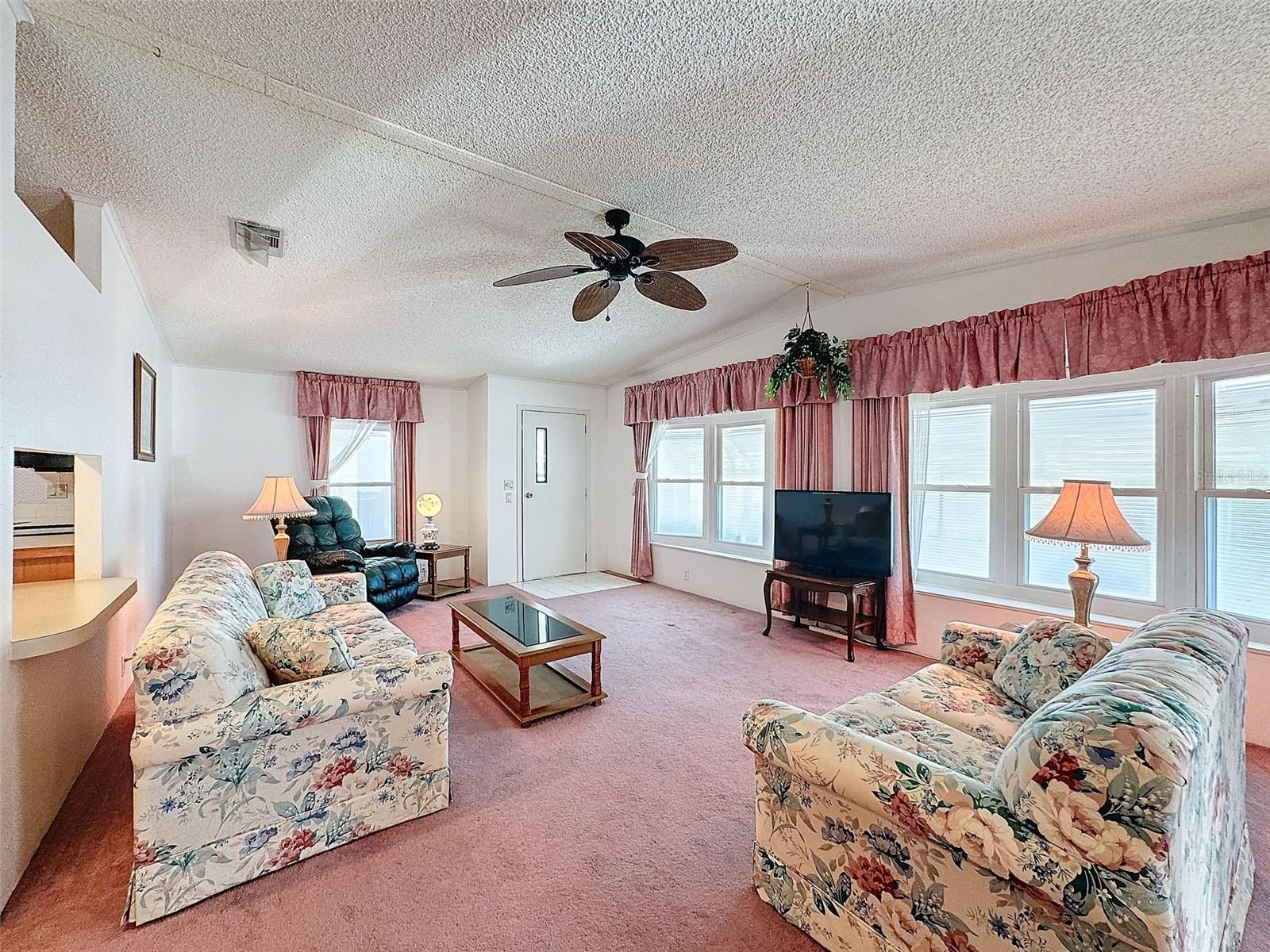 Image 11 of 61 For 376 Victoria Drive
