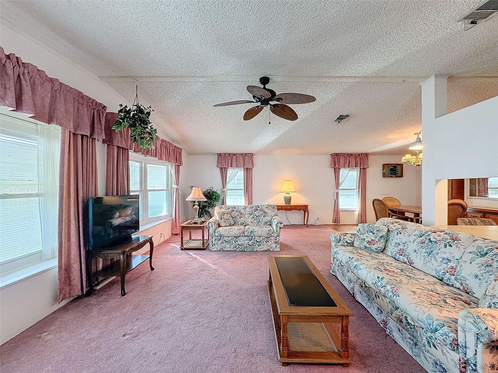 Image 9 of 61 For 376 Victoria Drive