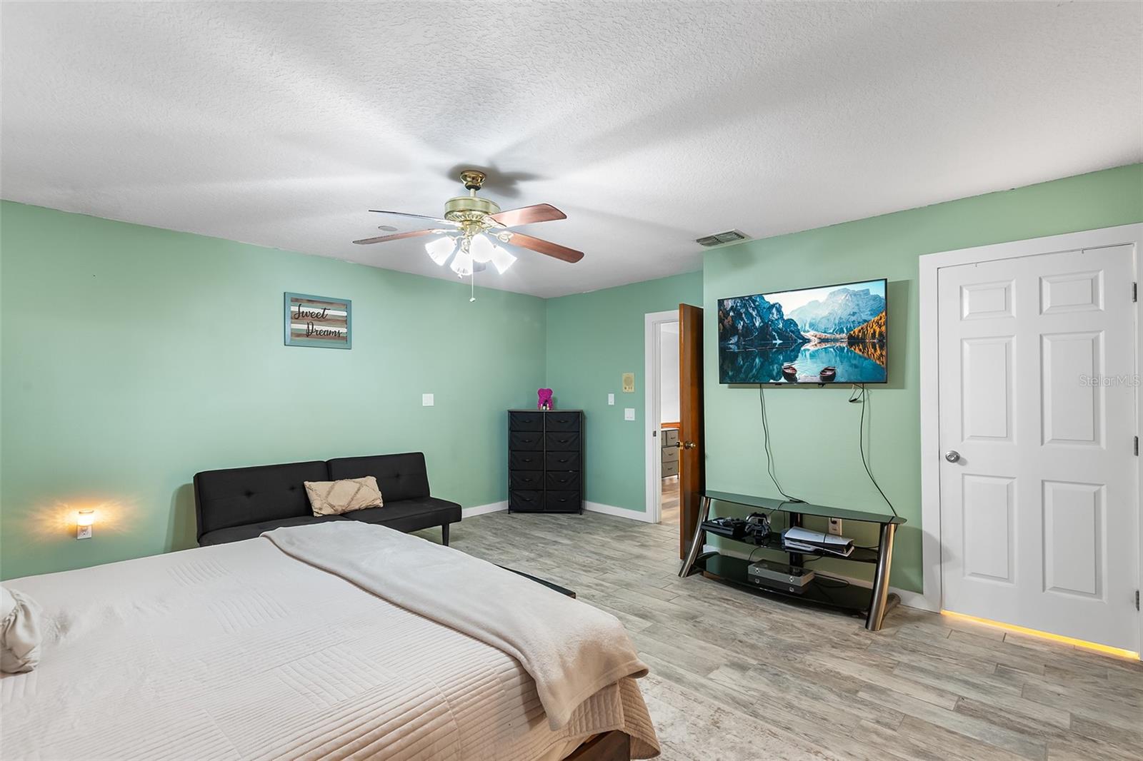 Image 22 of 45 For 15 Casarena Court