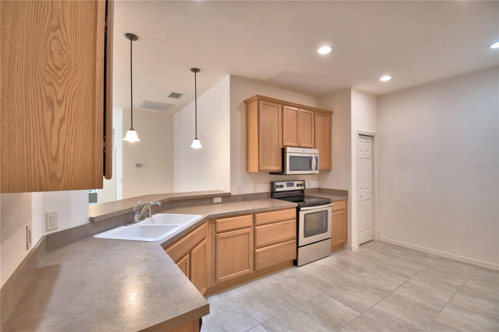 Image 12 of 53 For 1573 Vienna Square Dr