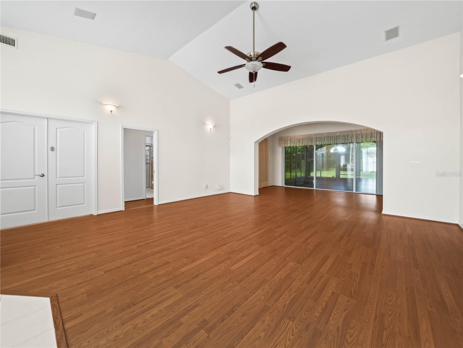 Image 7 of 37 For 530 Greenway Drive