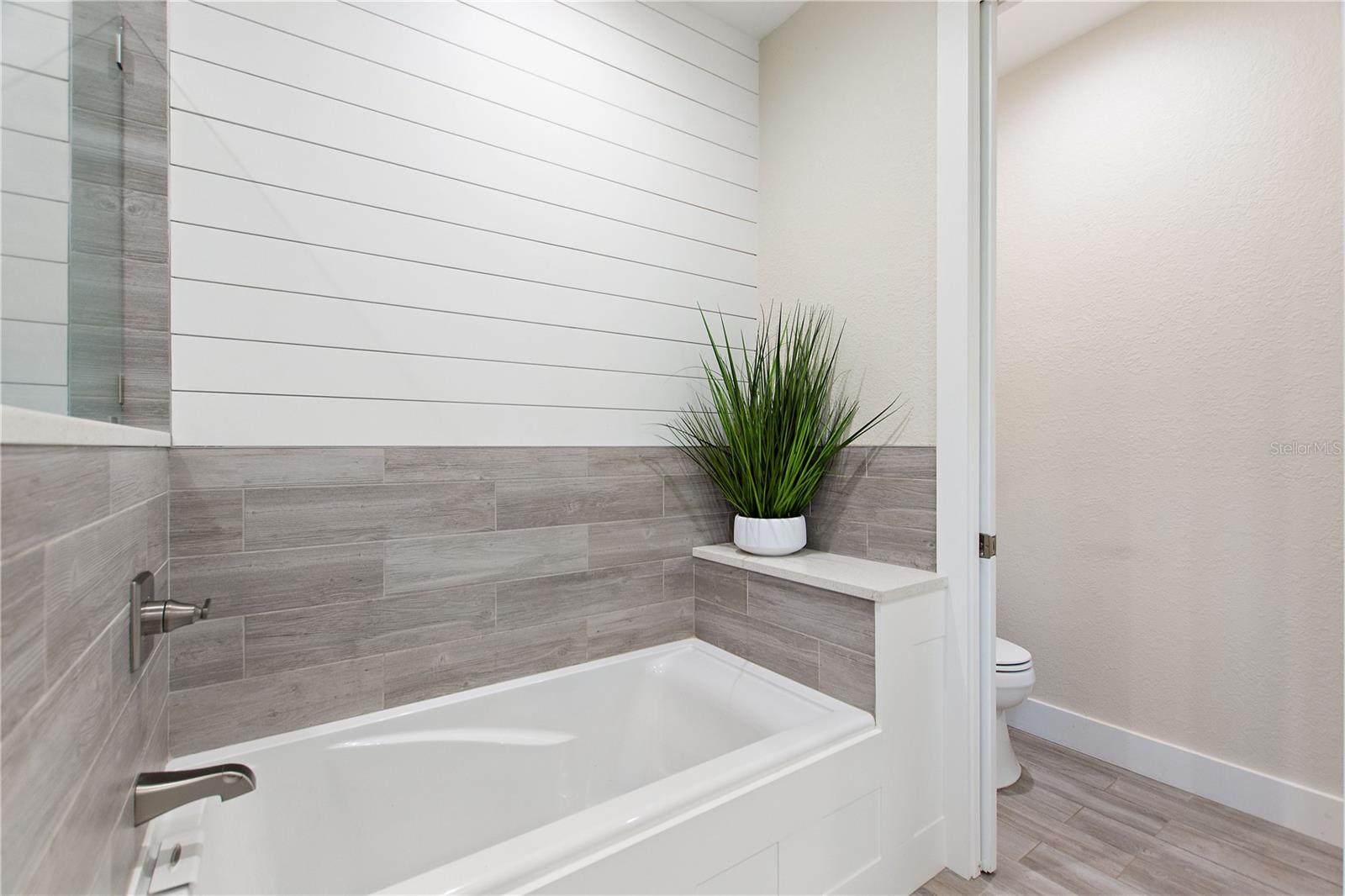 Image 29 of 37 For 7055 Strafford Oaks Drive