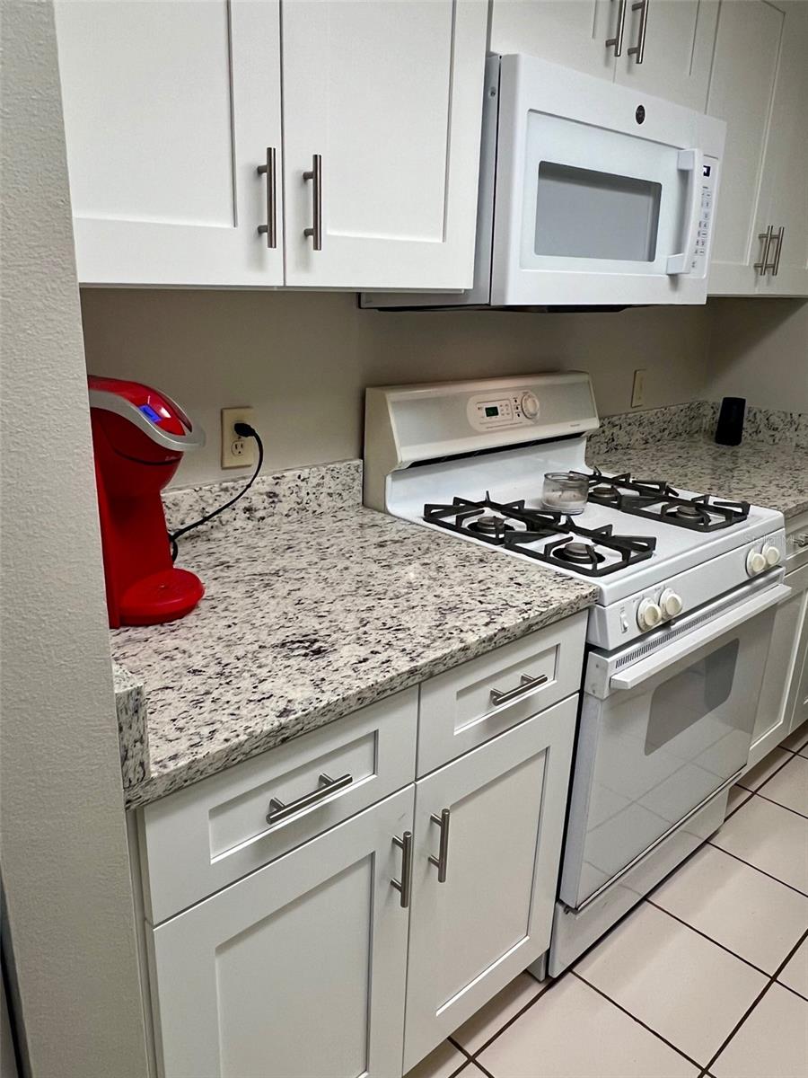 Image 4 of 10 For 2065 Isle Royale Court Se 245