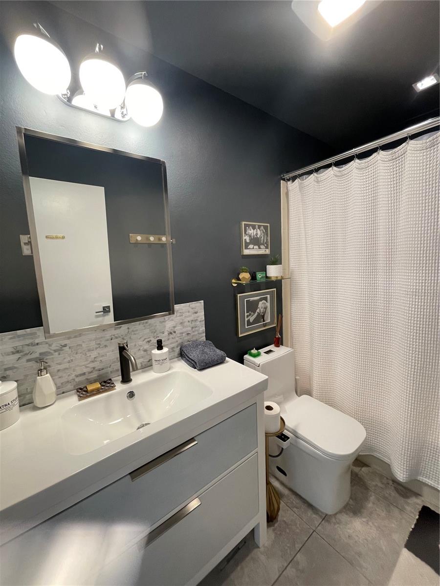 Image 17 of 26 For 2516 Woodgate Boulevard 205