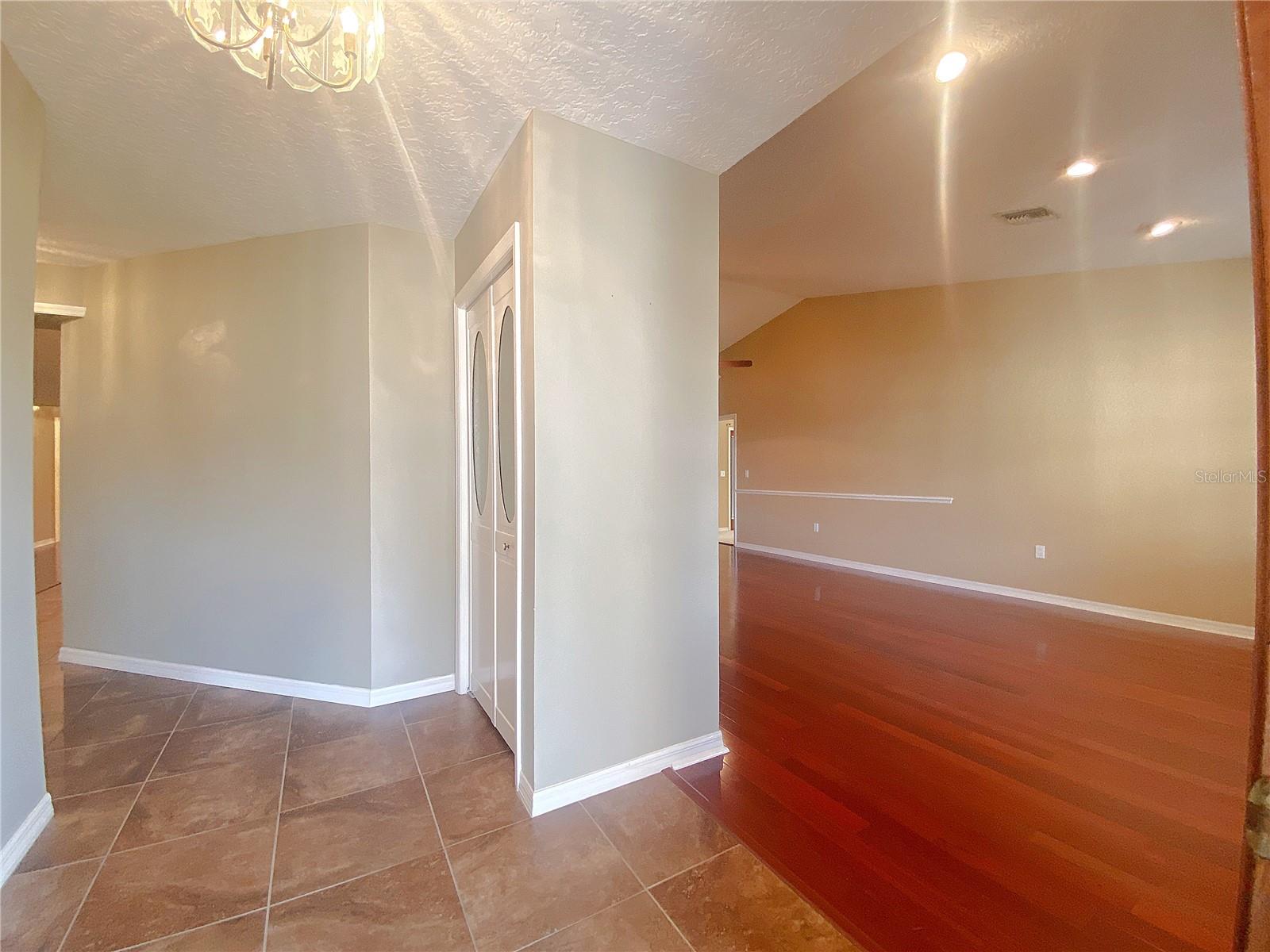 Image 4 of 32 For 994 Country Lake Circle