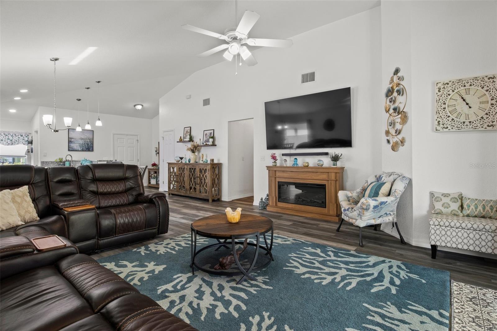 Image 11 of 28 For 1221 Alameda Drive S