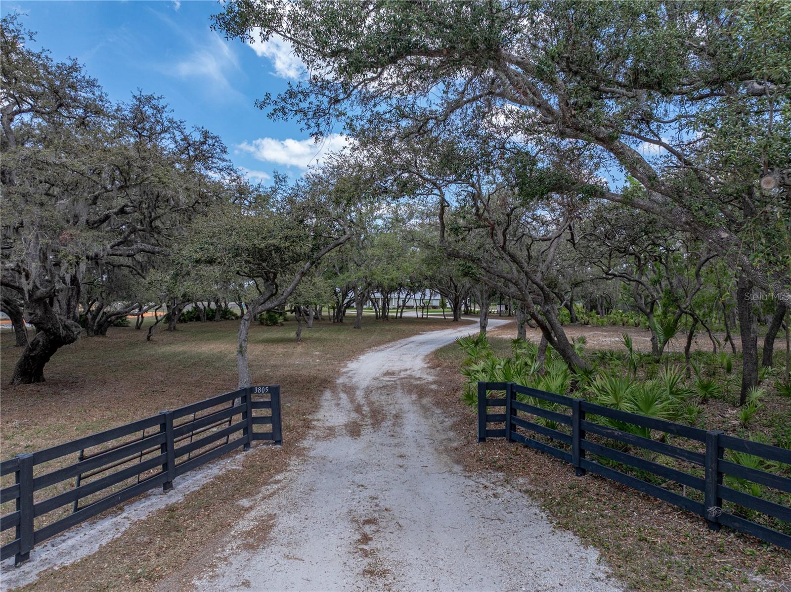 Listing photo id 0 for 3805 Mammoth Grove Road