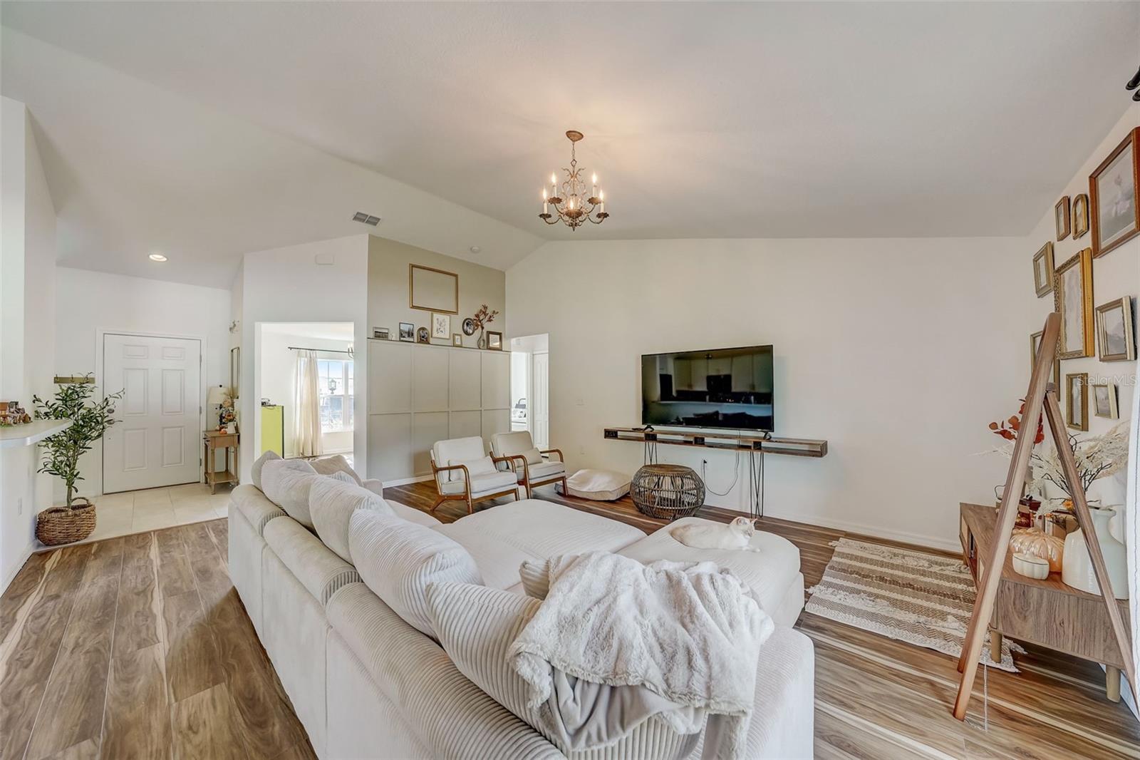 Image 11 of 52 For 620 Jaxson Boulevard