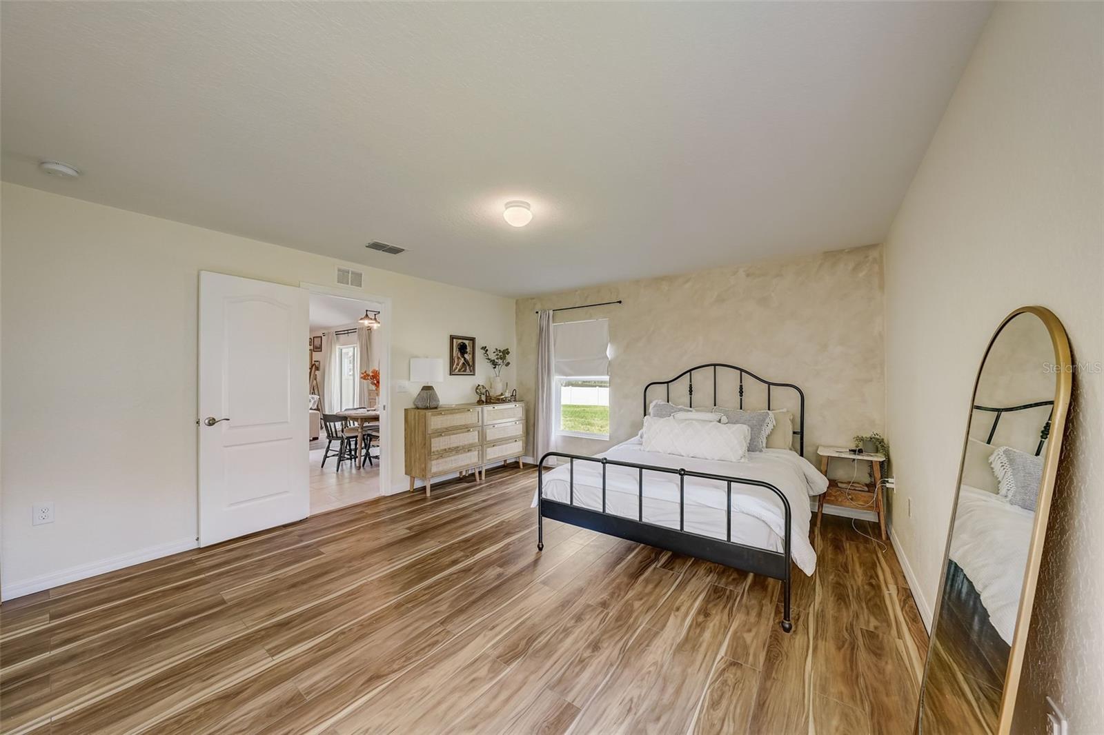 Image 33 of 52 For 620 Jaxson Boulevard
