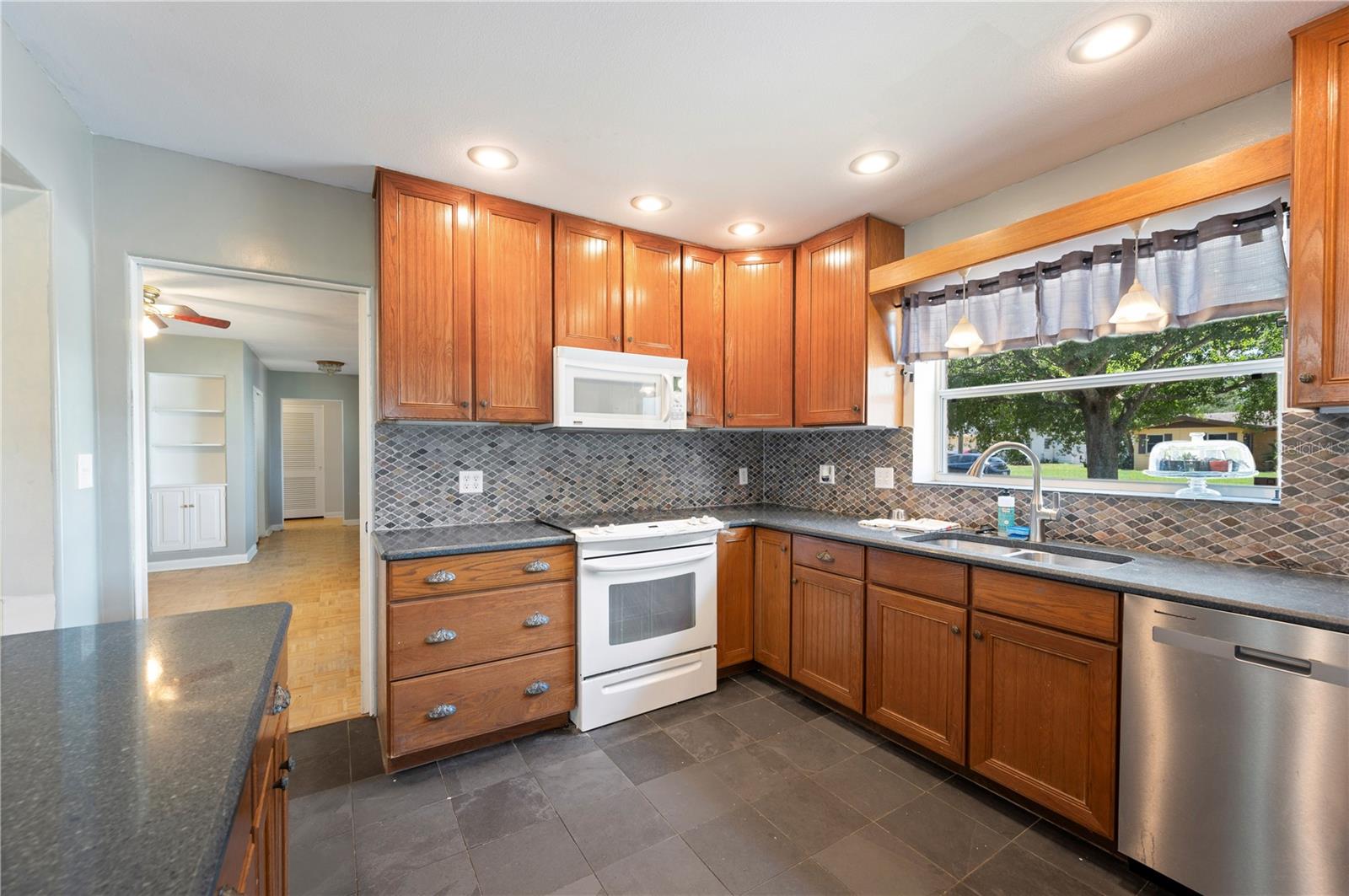 Image 11 of 37 For 961 Oleander Drive Se