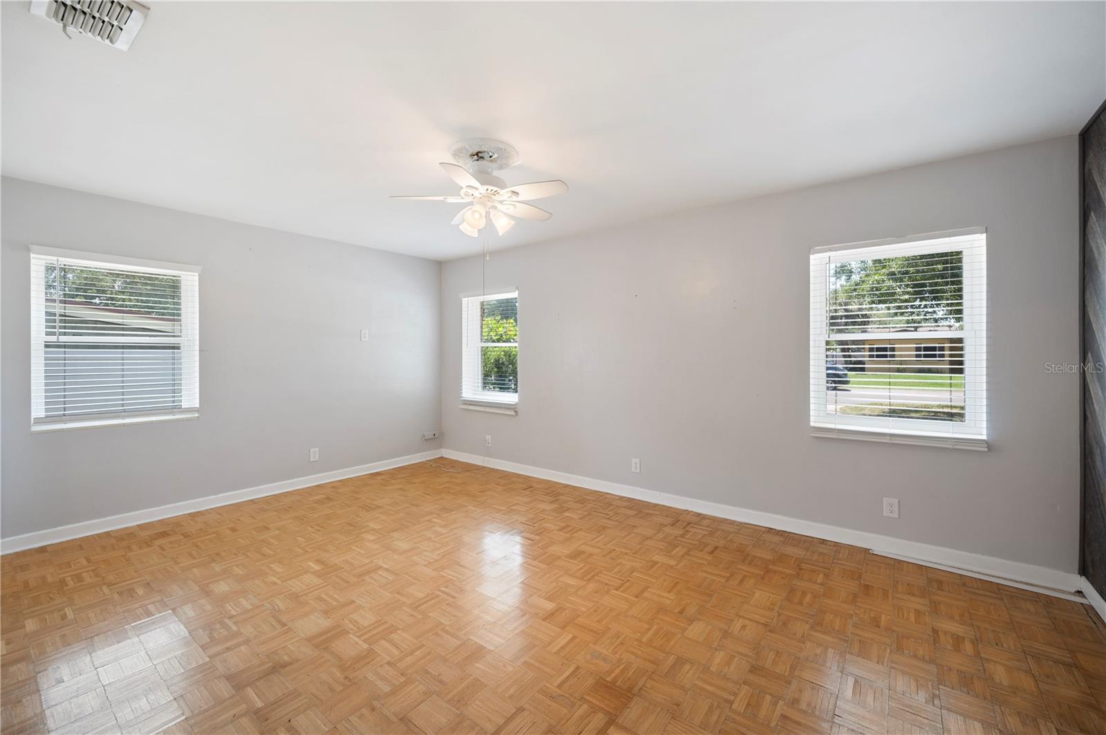 Image 18 of 37 For 961 Oleander Drive Se