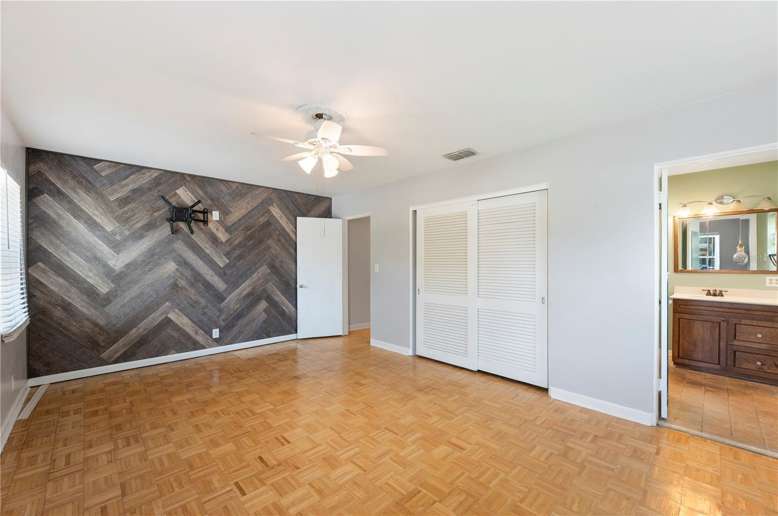 Image 19 of 37 For 961 Oleander Drive Se