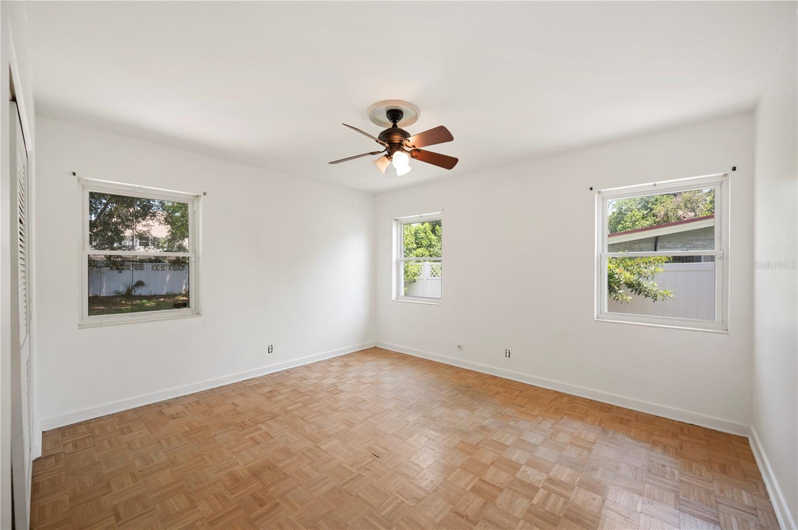 Image 20 of 37 For 961 Oleander Drive Se