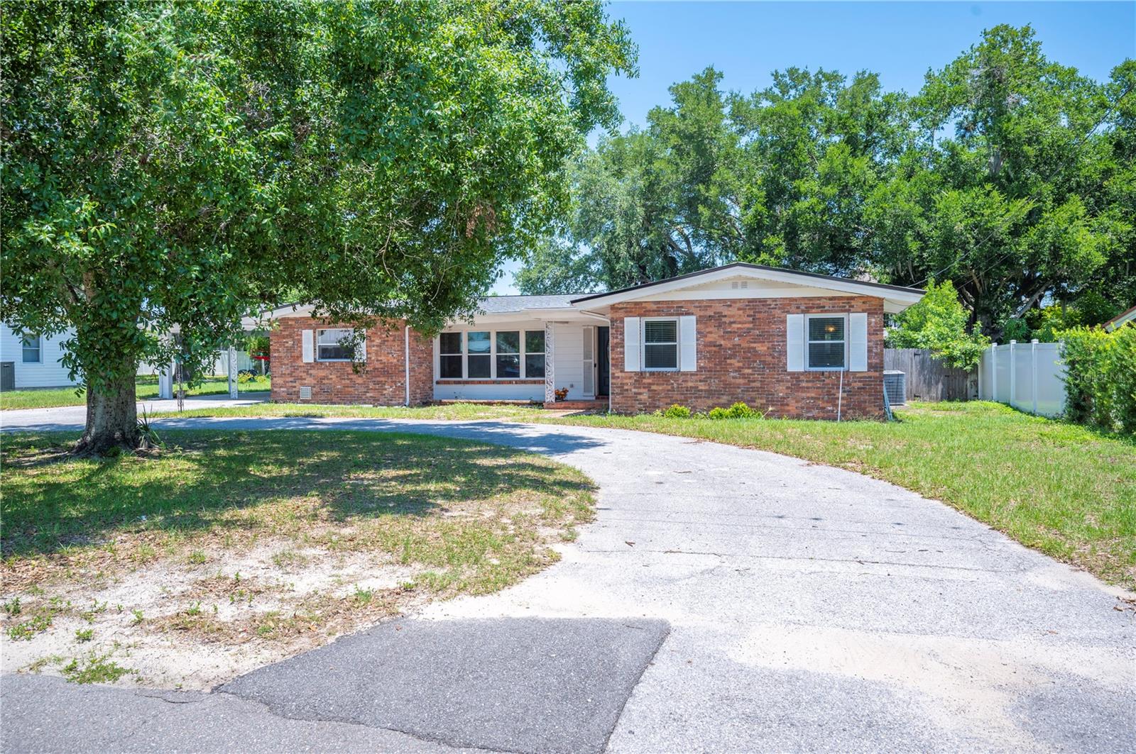 Image 4 of 37 For 961 Oleander Drive Se